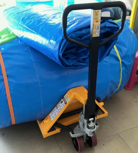 手動(dòng)液壓搬運(yùn)車(chē)在拉防水塑料布時(shí)的注意事項(xiàng)