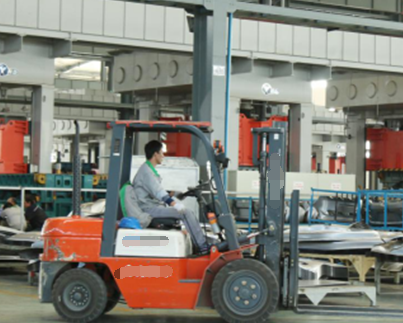 汽車(chē)制造廠(chǎng)沖壓車(chē)間原材料搬運(yùn)用電動(dòng)叉車(chē)